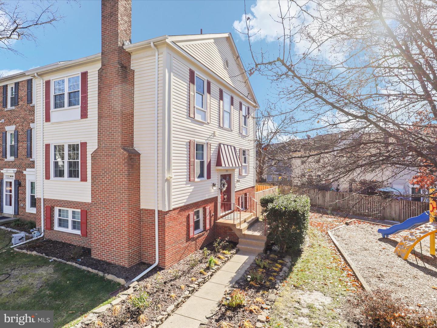 7957 REVENNA LN, SPRINGFIELD, Virginia 22153, 4 Bedrooms Bedrooms, 14 Rooms Rooms,3 BathroomsBathrooms,Residential,For sale,7957 REVENNA LN,VAFX2214488 MLS # VAFX2214488