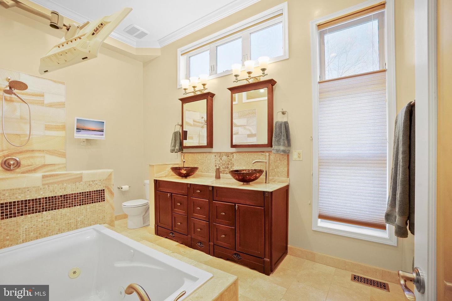 819 4TH ST NE, WASHINGTON, District Of Columbia 20002, 5 Bedrooms Bedrooms, ,4 BathroomsBathrooms,Residential,For sale,819 4TH ST NE,DCDC2176318 MLS # DCDC2176318