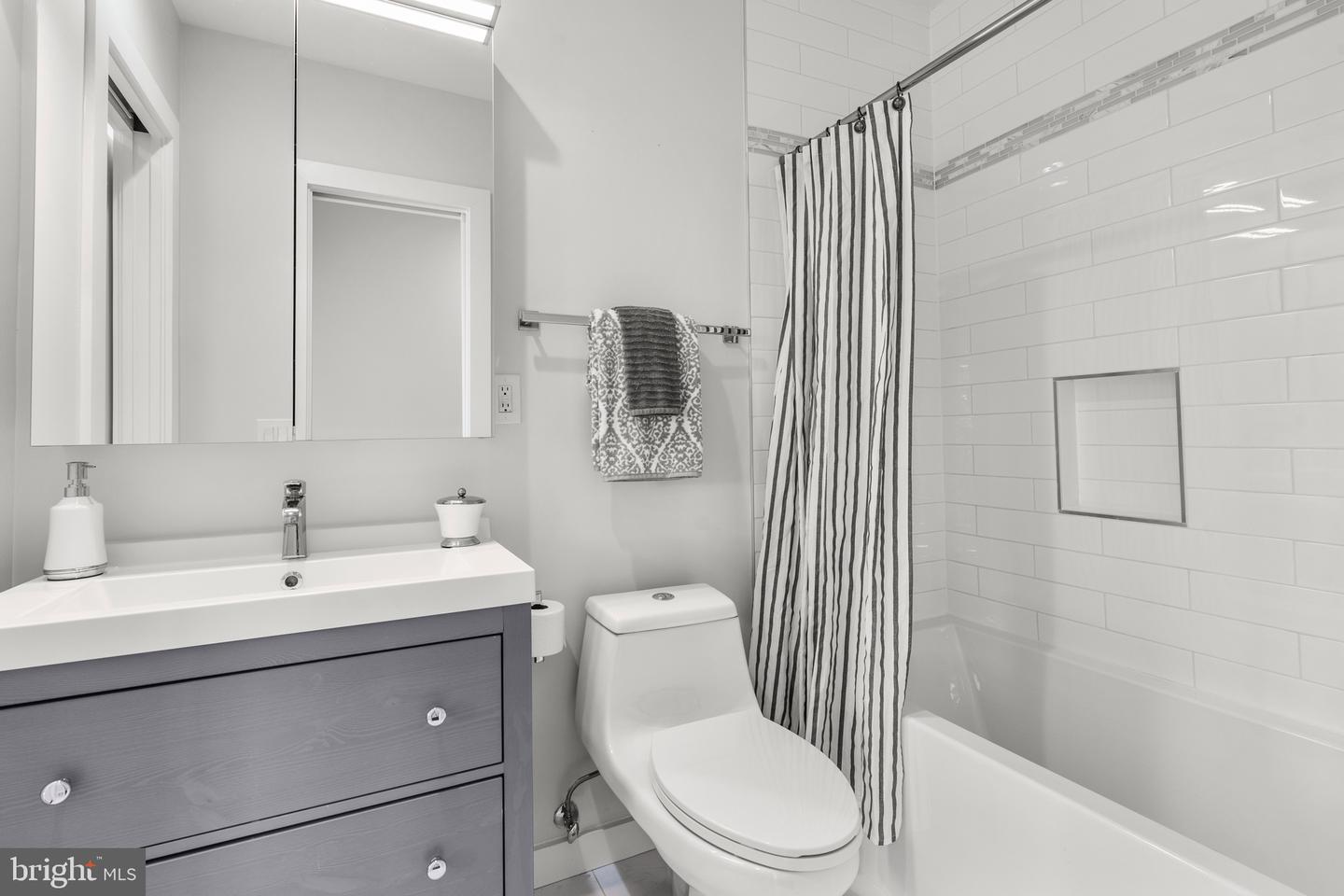 142 BRYANT ST NW #1, WASHINGTON, District Of Columbia 20001, 3 Bedrooms Bedrooms, ,3 BathroomsBathrooms,Residential,For sale,142 BRYANT ST NW #1,DCDC2176340 MLS # DCDC2176340