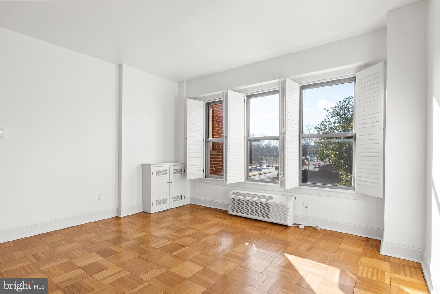 2500 Q ST NW #214, WASHINGTON, District Of Columbia 20007, 2 Bedrooms Bedrooms, ,2 BathroomsBathrooms,Residential,For sale,2500 Q ST NW #214,DCDC2175838 MLS # DCDC2175838