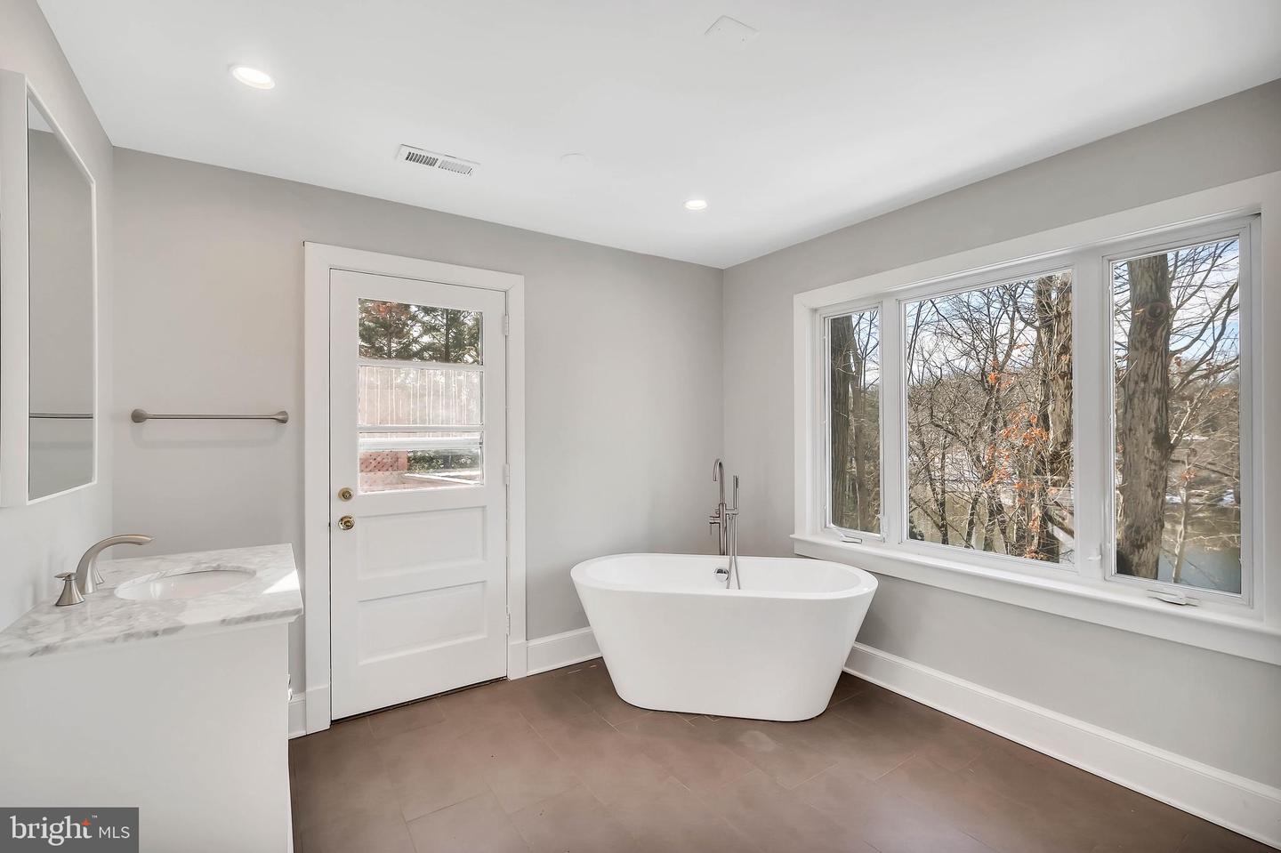 3416 MANSFIELD RD, FALLS CHURCH, Virginia 22041, 5 Bedrooms Bedrooms, ,3 BathroomsBathrooms,Residential,For sale,3416 MANSFIELD RD,VAFX2222032 MLS # VAFX2222032