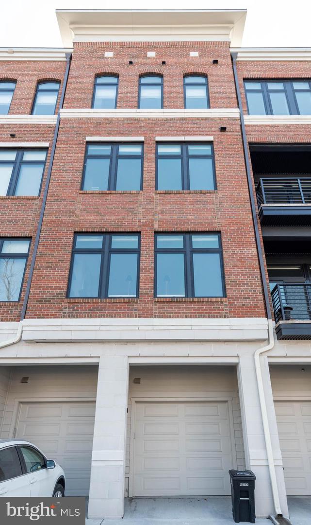 2 STATIONMASTER ST SE #302, LEESBURG, Virginia 20175, 2 Bedrooms Bedrooms, ,2 BathroomsBathrooms,Residential,For sale,2 STATIONMASTER ST SE #302,VALO2086892 MLS # VALO2086892