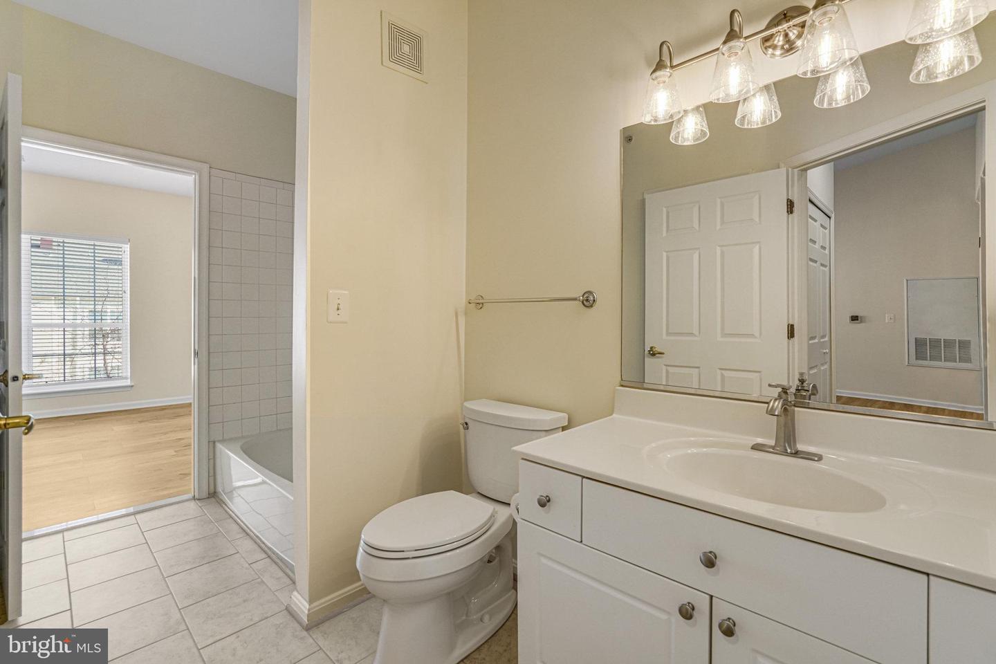4561 STRUTFIELD LN #3403, ALEXANDRIA, Virginia 22311, 2 Bedrooms Bedrooms, ,2 BathroomsBathrooms,Residential,For sale,4561 STRUTFIELD LN #3403,VAAX2041916 MLS # VAAX2041916