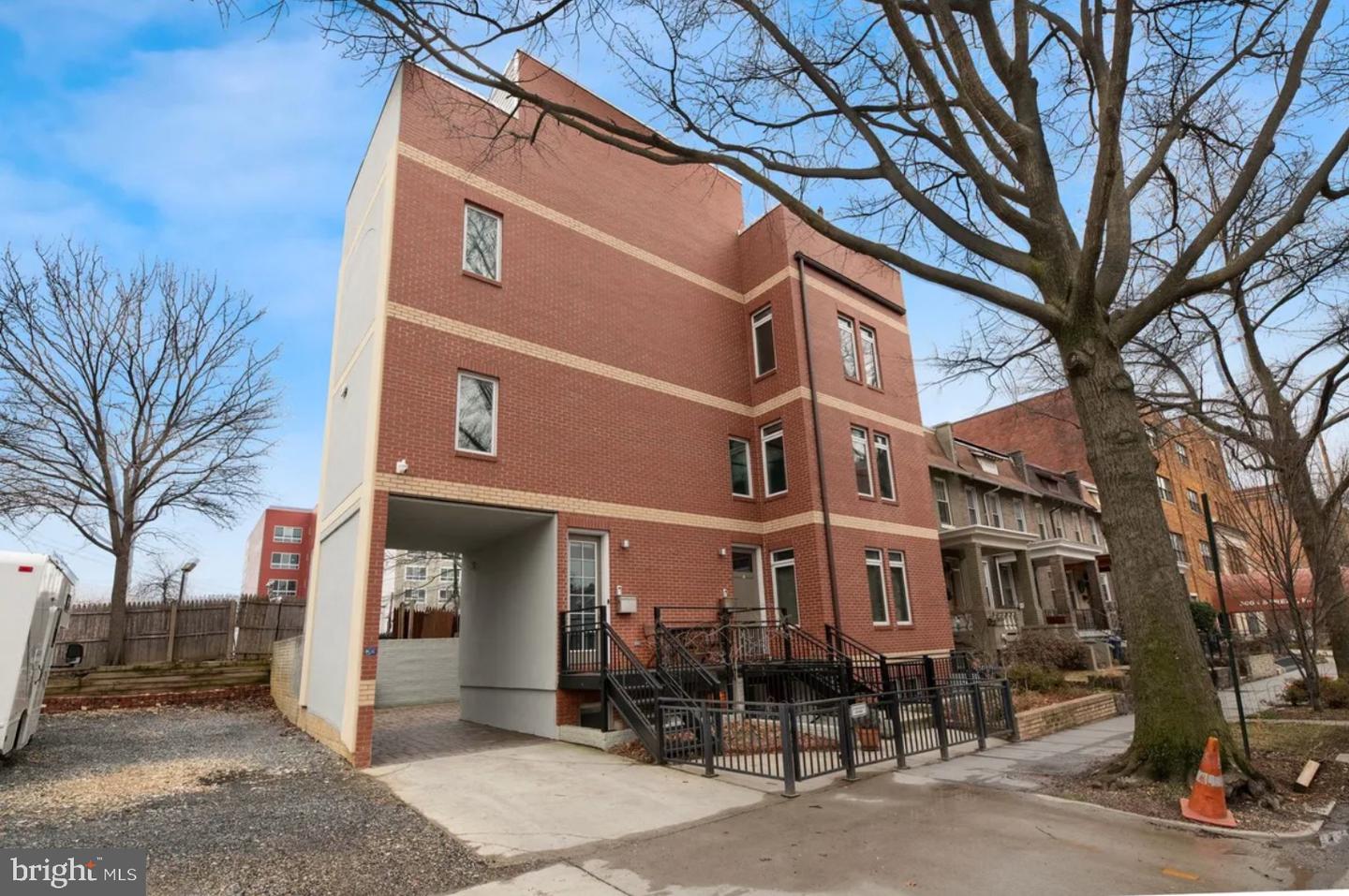 915 3RD ST NE, WASHINGTON, District Of Columbia 20002, 5 Bedrooms Bedrooms, ,6 BathroomsBathrooms,Residential,For sale,915 3RD ST NE,DCDC2155662 MLS # DCDC2155662