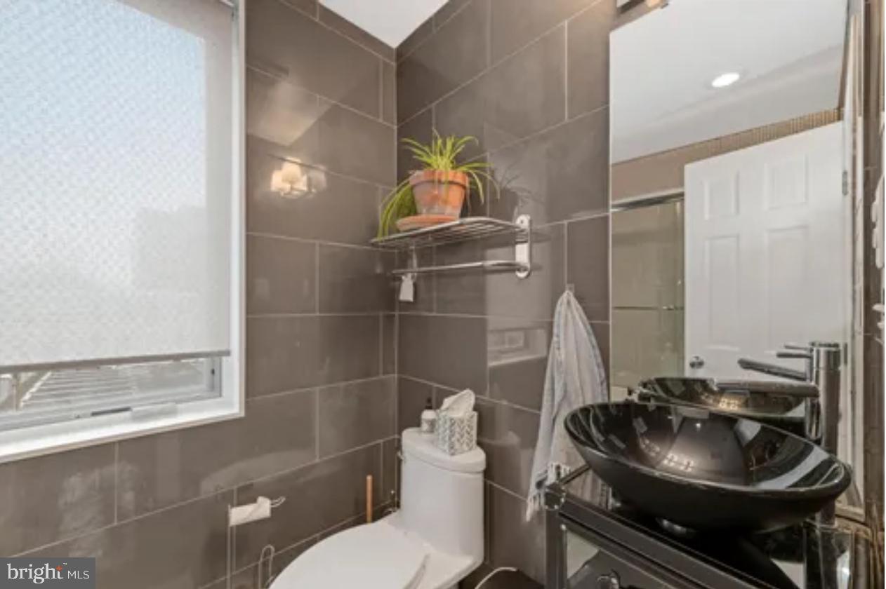 915 3RD ST NE, WASHINGTON, District Of Columbia 20002, 5 Bedrooms Bedrooms, ,6 BathroomsBathrooms,Residential,For sale,915 3RD ST NE,DCDC2155662 MLS # DCDC2155662