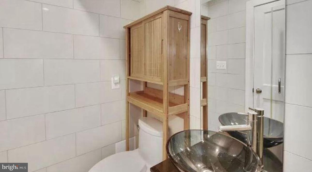 915 3RD ST NE, WASHINGTON, District Of Columbia 20002, 5 Bedrooms Bedrooms, ,6 BathroomsBathrooms,Residential,For sale,915 3RD ST NE,DCDC2155662 MLS # DCDC2155662
