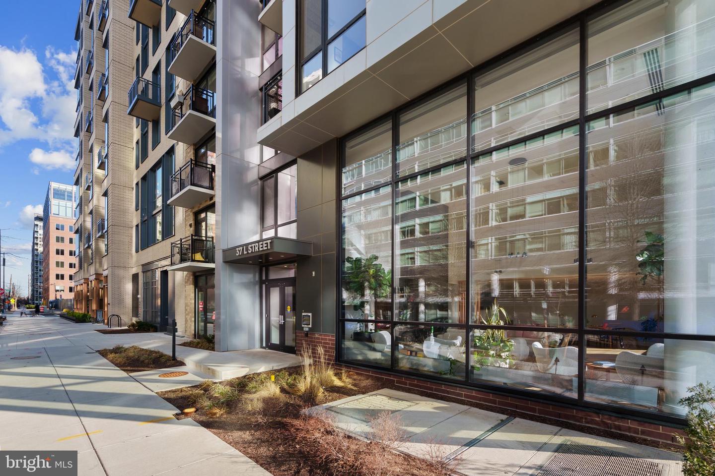 37 L ST SE #1001, WASHINGTON, District Of Columbia 20003, 2 Bedrooms Bedrooms, ,2 BathroomsBathrooms,Residential,For sale,37 L ST SE #1001,DCDC2185138 MLS # DCDC2185138