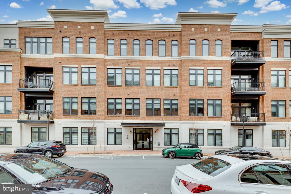 5 STATIONMASTER ST SE #102, LEESBURG, Virginia 20175, 1 Bedroom Bedrooms, ,1 BathroomBathrooms,Residential,For sale,5 STATIONMASTER ST SE #102,VALO2089110 MLS # VALO2089110