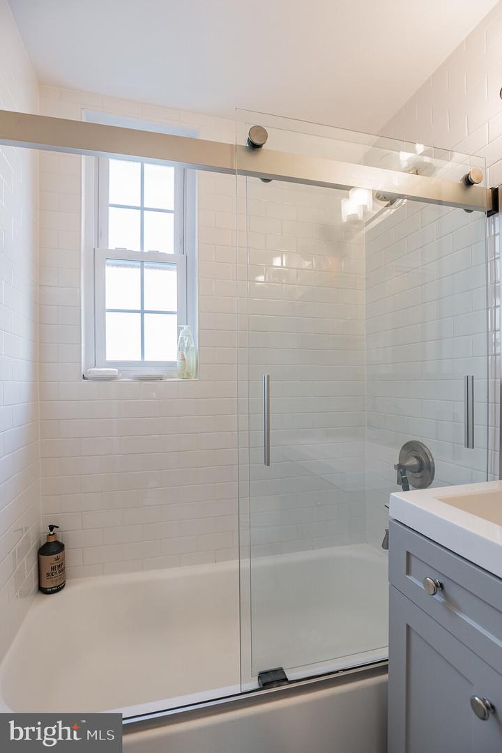 222 N THOMAS ST #1, ARLINGTON, Virginia 22203, 1 Bedroom Bedrooms, ,1 BathroomBathrooms,Residential,For sale,222 N THOMAS ST #1,VAAR2053262 MLS # VAAR2053262