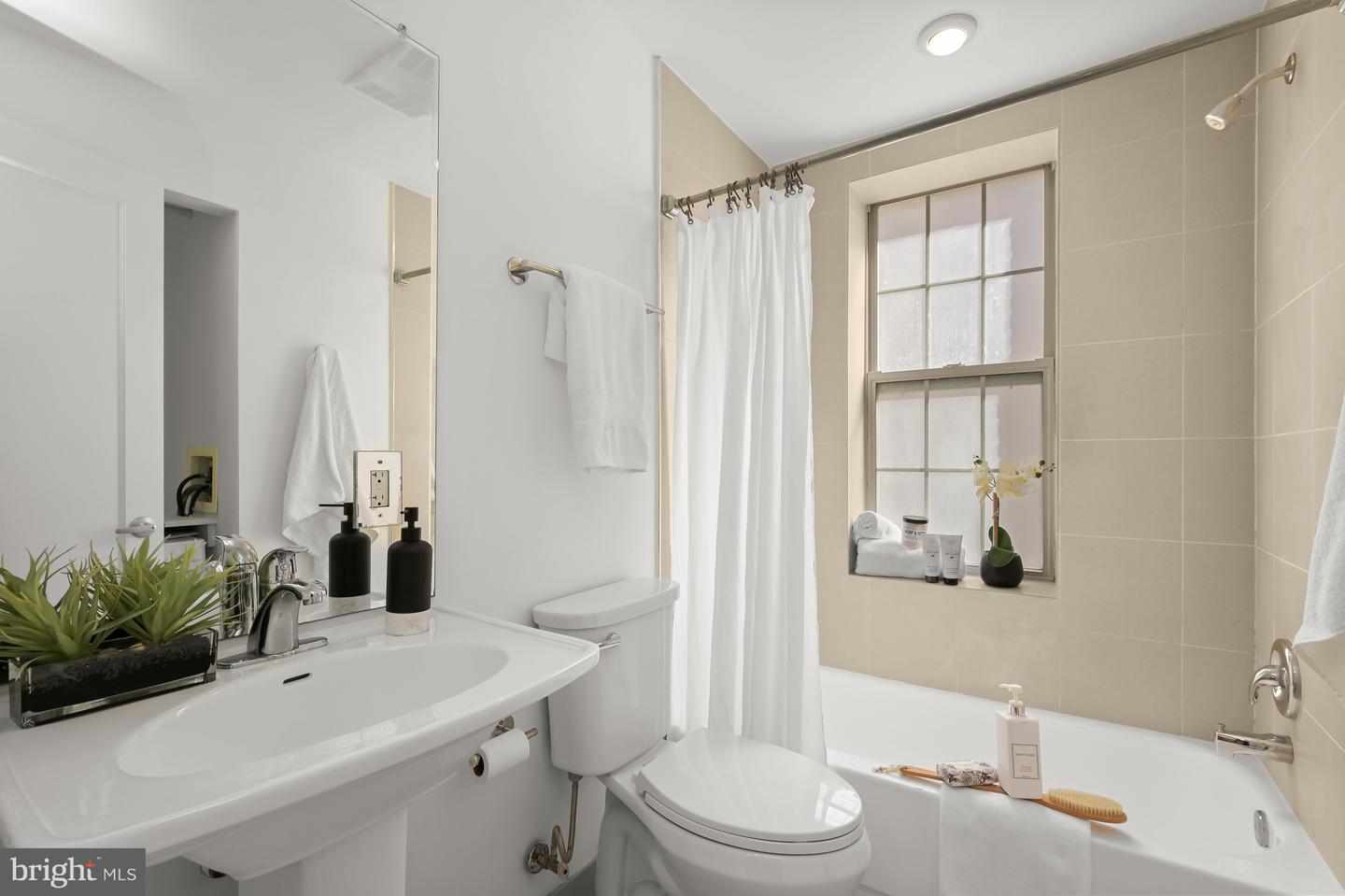 1314 MASSACHUSETTS AVE NW #607, WASHINGTON, District Of Columbia 20005, ,1 BathroomBathrooms,Residential,For sale,1314 MASSACHUSETTS AVE NW #607,DCDC2185652 MLS # DCDC2185652