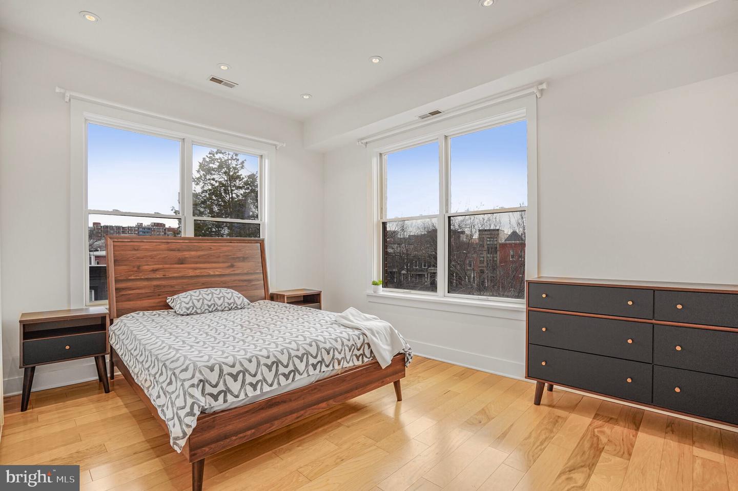 449 R ST NW #301, WASHINGTON, District Of Columbia 20001, 2 Bedrooms Bedrooms, 4 Rooms Rooms,2 BathroomsBathrooms,Residential,For sale,449 R ST NW #301,DCDC2185718 MLS # DCDC2185718