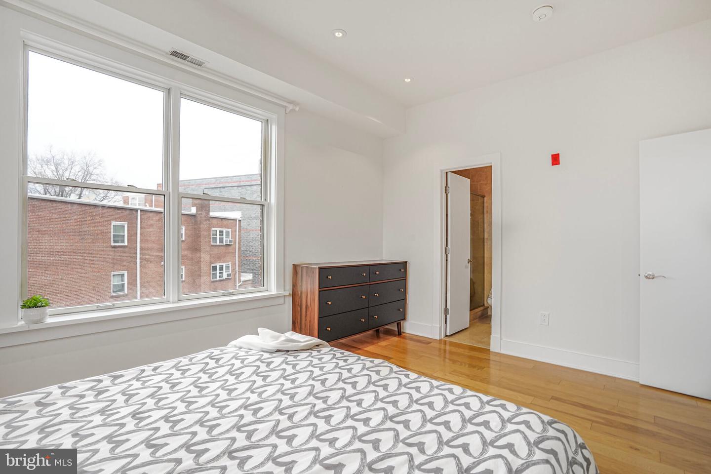449 R ST NW #301, WASHINGTON, District Of Columbia 20001, 2 Bedrooms Bedrooms, 4 Rooms Rooms,2 BathroomsBathrooms,Residential,For sale,449 R ST NW #301,DCDC2185718 MLS # DCDC2185718