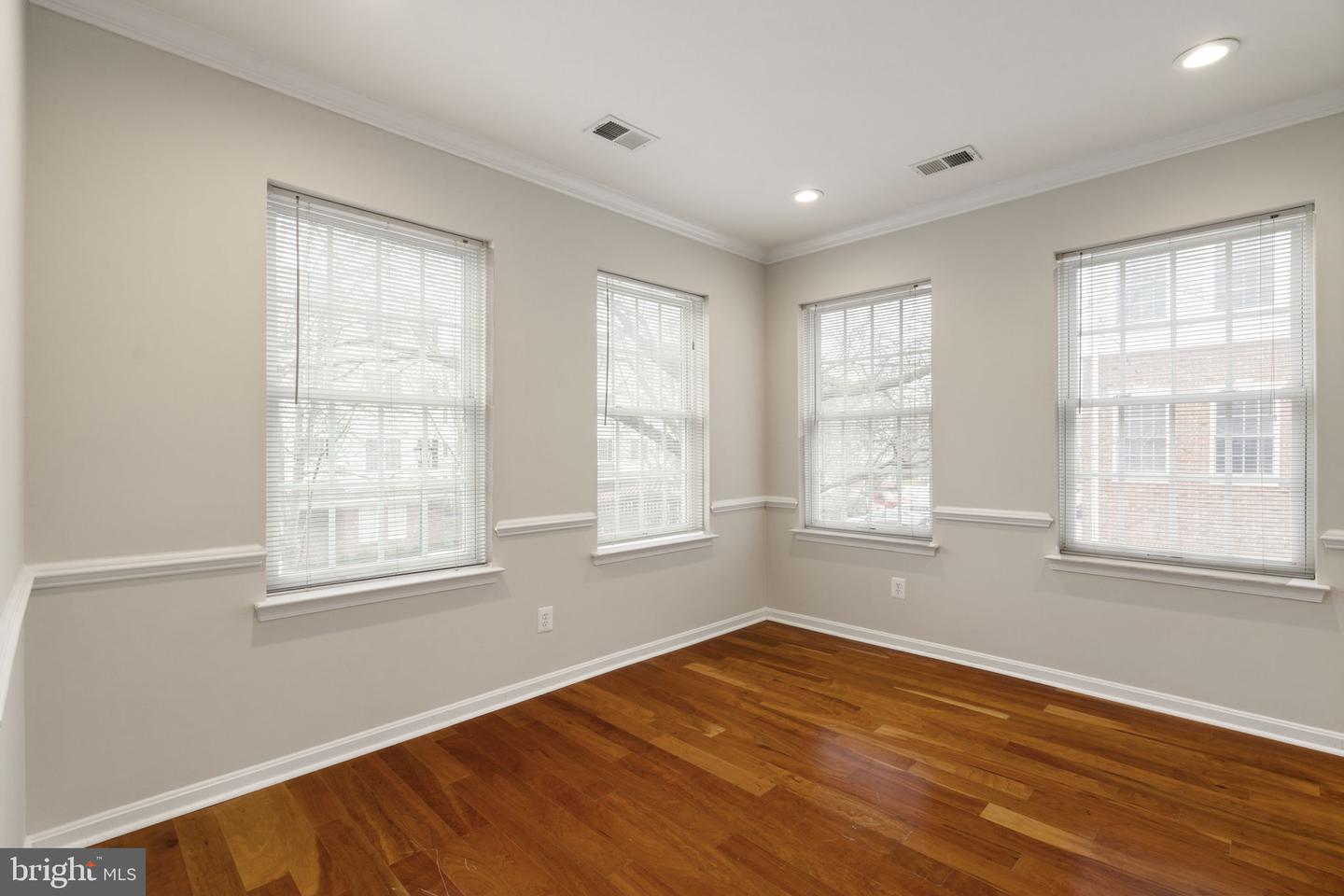 20751 ROYAL PALACE SQ #104, STERLING, Virginia 20165, 3 Bedrooms Bedrooms, ,2 BathroomsBathrooms,Residential,For sale,20751 ROYAL PALACE SQ #104,VALO2089344 MLS # VALO2089344