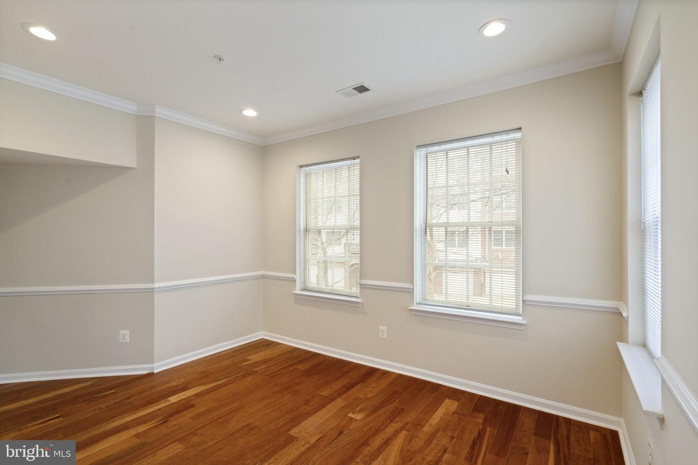 20751 ROYAL PALACE SQ #104, STERLING, Virginia 20165, 3 Bedrooms Bedrooms, ,2 BathroomsBathrooms,Residential,For sale,20751 ROYAL PALACE SQ #104,VALO2089344 MLS # VALO2089344