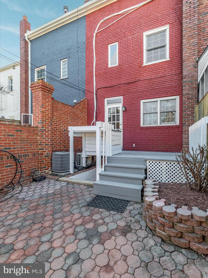 913 JEFFERSON ST, ALEXANDRIA, Virginia 22314, 3 Bedrooms Bedrooms, ,2 BathroomsBathrooms,Residential,For sale,913 JEFFERSON ST,VAAX2040678 MLS # VAAX2040678