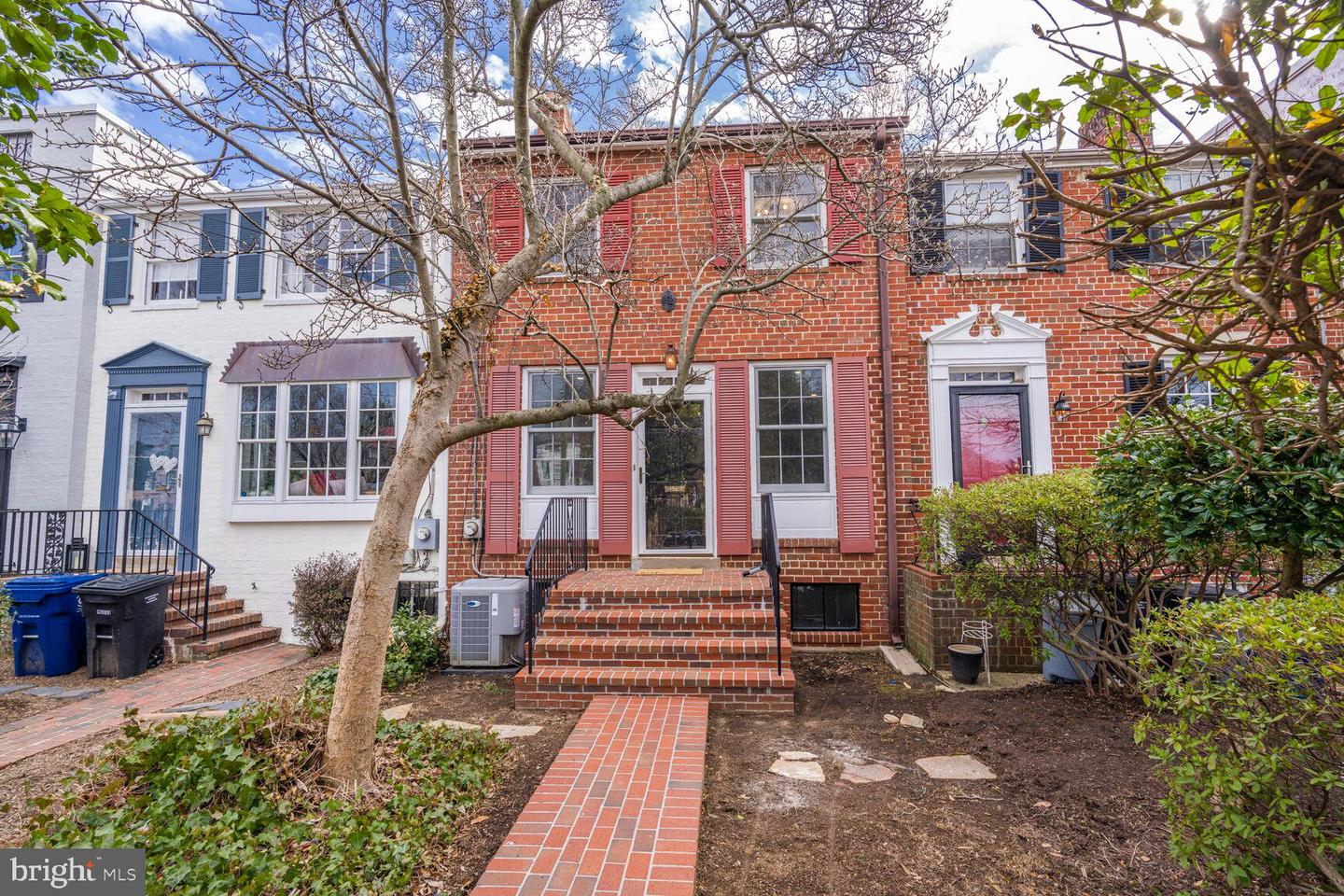 826 S ROYAL ST, ALEXANDRIA, Virginia 22314, 3 Bedrooms Bedrooms, ,2 BathroomsBathrooms,Residential,For sale,826 S ROYAL ST,VAAX2042114 MLS # VAAX2042114