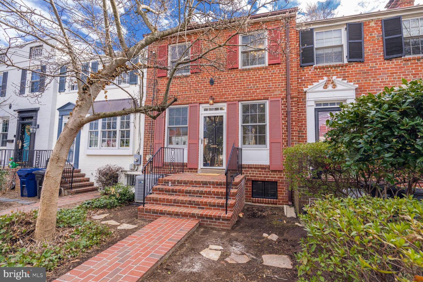 826 S ROYAL ST, ALEXANDRIA, Virginia 22314, 3 Bedrooms Bedrooms, ,2 BathroomsBathrooms,Residential,For sale,826 S ROYAL ST,VAAX2042114 MLS # VAAX2042114