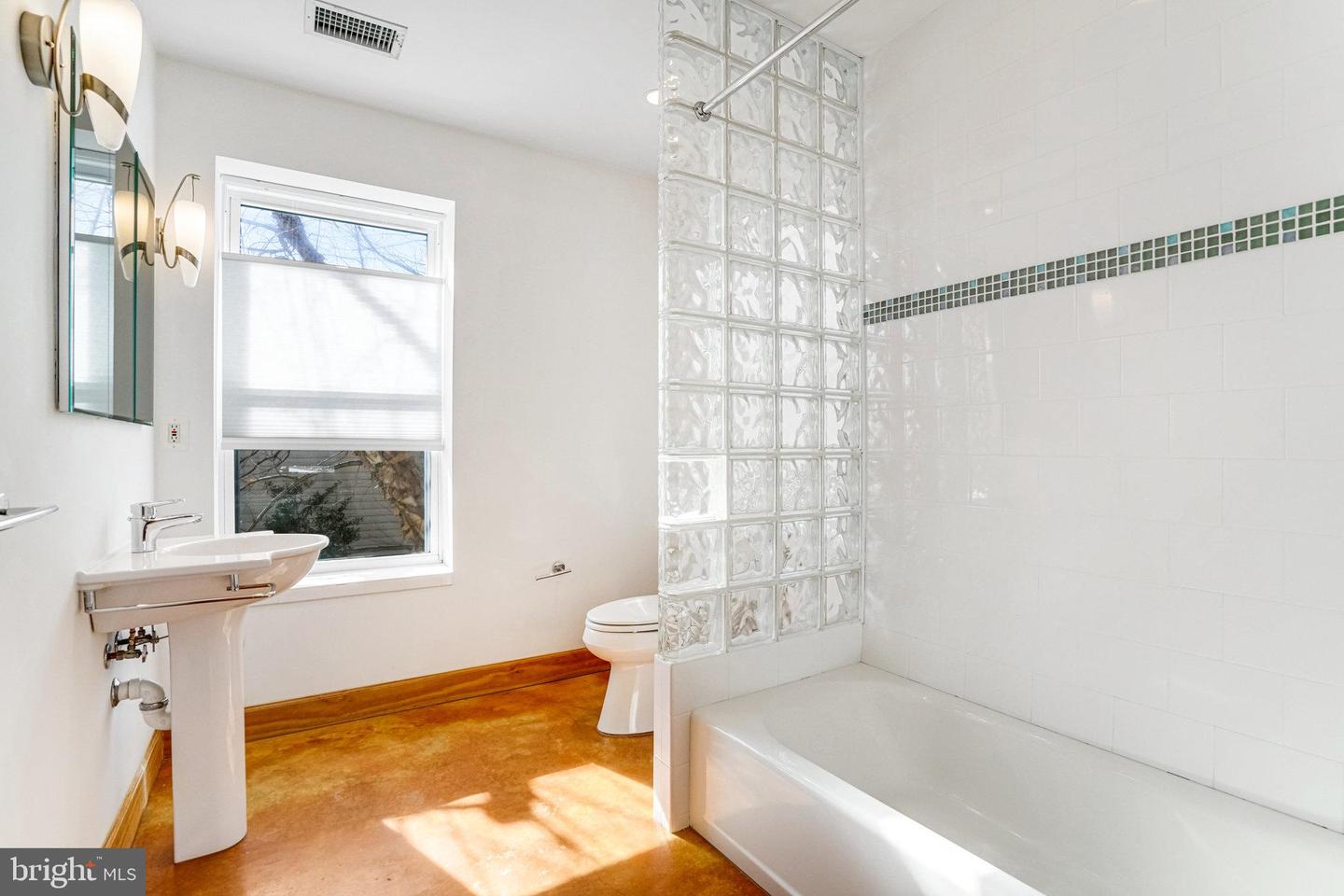 2222 N EMERSON ST, ARLINGTON, Virginia 22207, 3 Bedrooms Bedrooms, ,3 BathroomsBathrooms,Residential,For sale,2222 N EMERSON ST,VAAR2052620 MLS # VAAR2052620