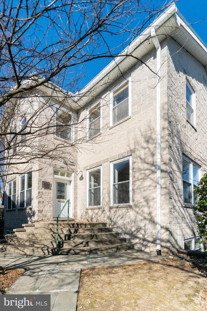 2222 N EMERSON ST, ARLINGTON, Virginia 22207, 3 Bedrooms Bedrooms, ,3 BathroomsBathrooms,Residential,For sale,2222 N EMERSON ST,VAAR2052620 MLS # VAAR2052620