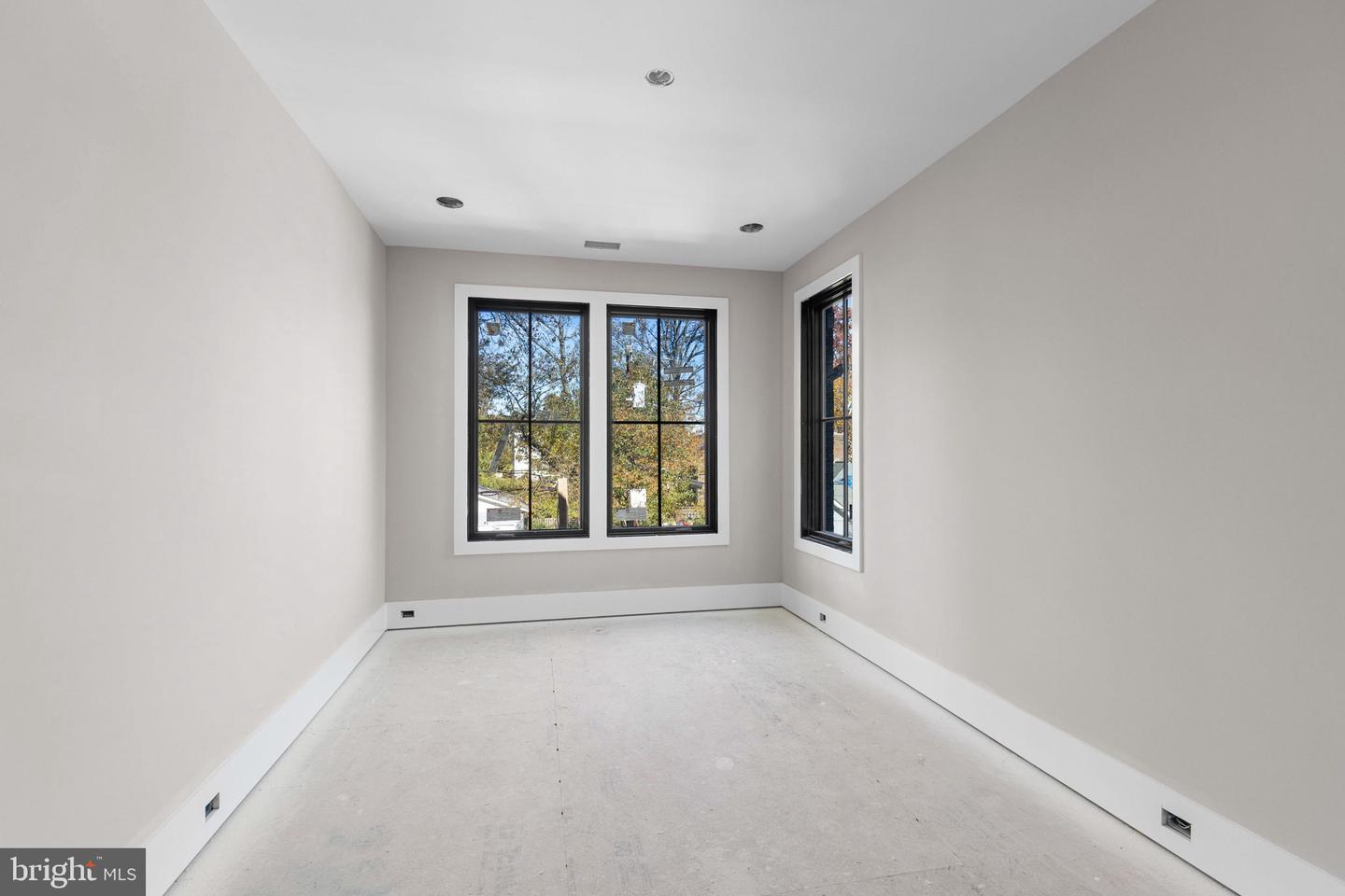 5206 12TH ST N, ARLINGTON, Virginia 22205, 5 Bedrooms Bedrooms, ,5 BathroomsBathrooms,Residential,For sale,5206 12TH ST N,VAAR2053512 MLS # VAAR2053512