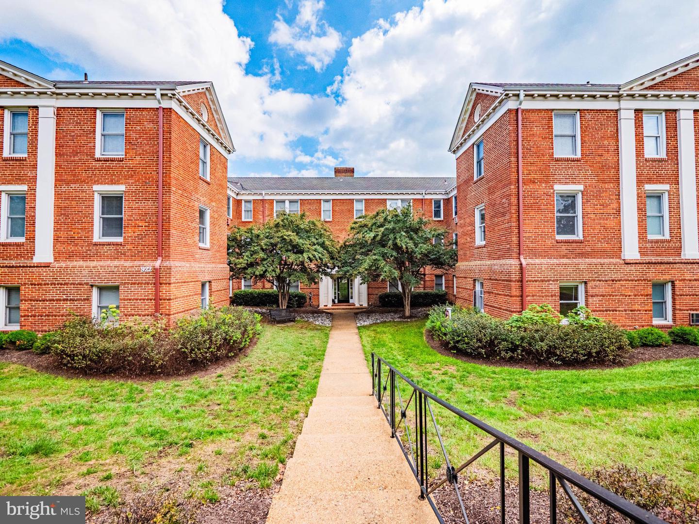 922 S WASHINGTON ST #211, ALEXANDRIA, Virginia 22314, 2 Bedrooms Bedrooms, ,1 BathroomBathrooms,Residential,For sale,922 S WASHINGTON ST #211,VAAX2042304 MLS # VAAX2042304