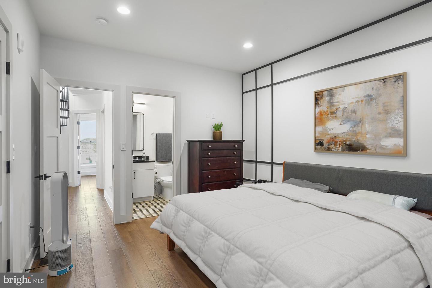 256 15TH ST SE #8, WASHINGTON, District Of Columbia 20003, 3 Bedrooms Bedrooms, ,3 BathroomsBathrooms,Residential,For sale,256 15TH ST SE #8,DCDC2187332 MLS # DCDC2187332
