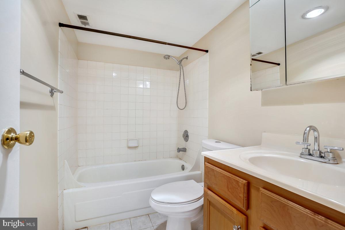 4500 S FOUR MILE RUN DR #204, ARLINGTON, Virginia 22204, 2 Bedrooms Bedrooms, ,2 BathroomsBathrooms,Residential,For sale,4500 S FOUR MILE RUN DR #204,VAAR2052996 MLS # VAAR2052996