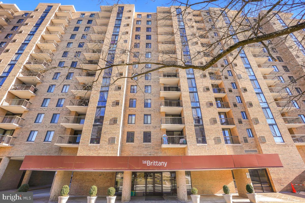 4500 S FOUR MILE RUN DR #204, ARLINGTON, Virginia 22204, 2 Bedrooms Bedrooms, ,2 BathroomsBathrooms,Residential,For sale,4500 S FOUR MILE RUN DR #204,VAAR2052996 MLS # VAAR2052996