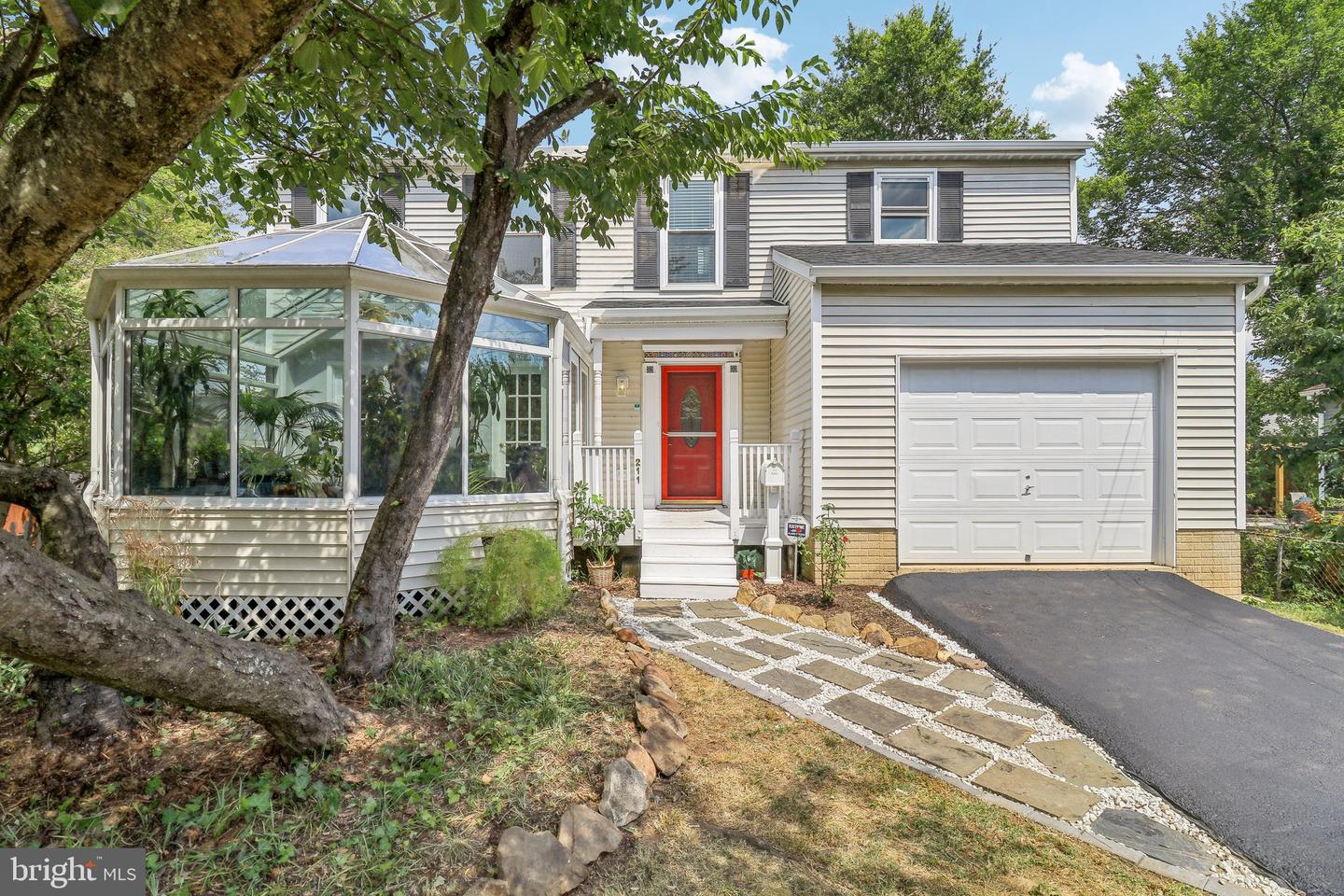 211 S BARTON ST, ARLINGTON, Virginia 22204, 6 Bedrooms Bedrooms, ,3 BathroomsBathrooms,Residential,For sale,211 S BARTON ST,VAAR2053362 MLS # VAAR2053362