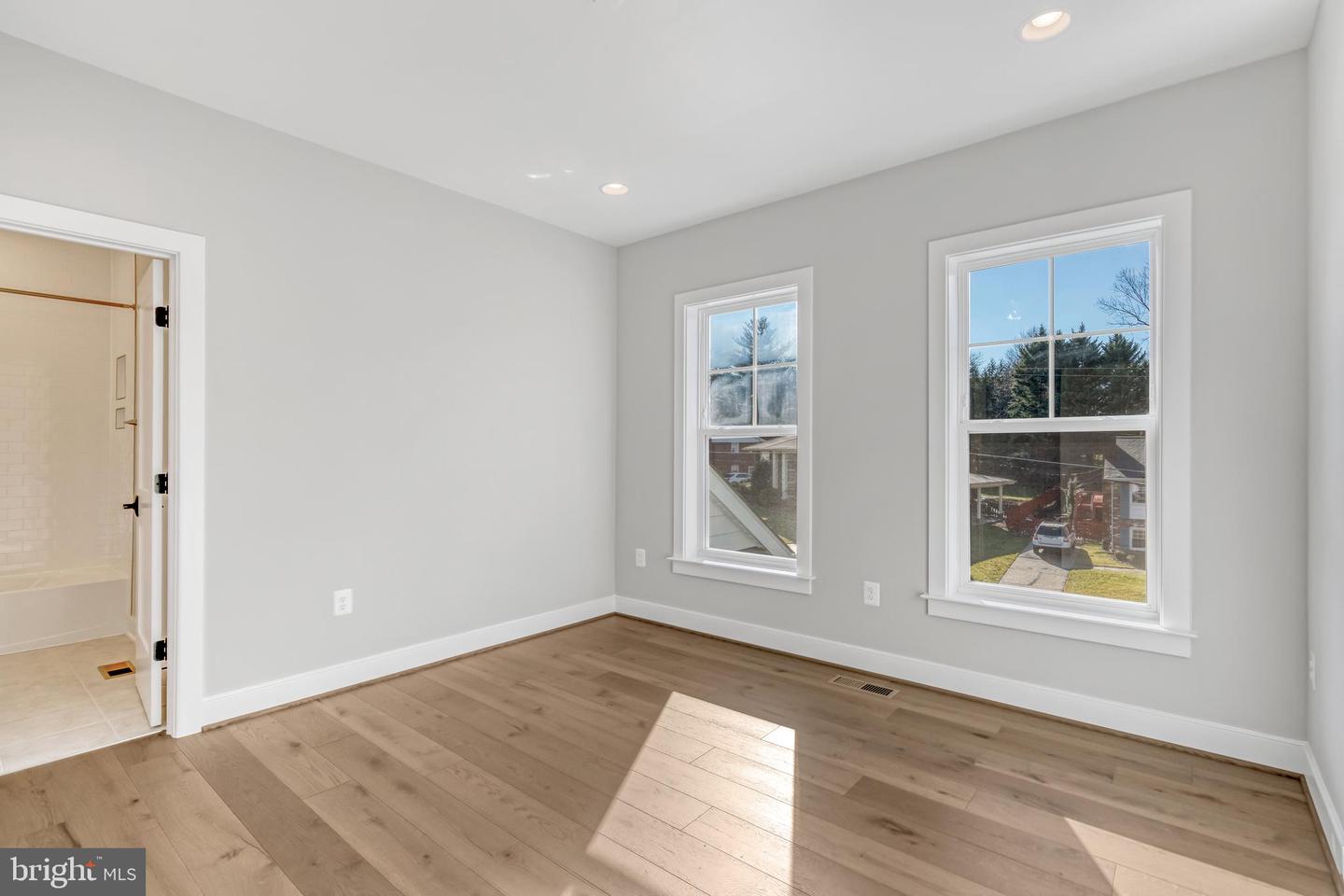 6607 29TH ST N, ARLINGTON, Virginia 22213, 4 Bedrooms Bedrooms, ,4 BathroomsBathrooms,Residential,For sale,6607 29TH ST N,VAAR2054116 MLS # VAAR2054116