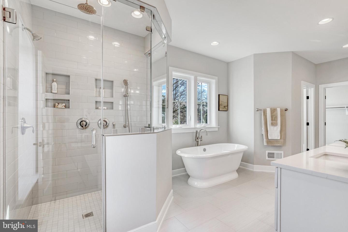 6607 29TH ST N, ARLINGTON, Virginia 22213, 4 Bedrooms Bedrooms, ,4 BathroomsBathrooms,Residential,For sale,6607 29TH ST N,VAAR2054116 MLS # VAAR2054116