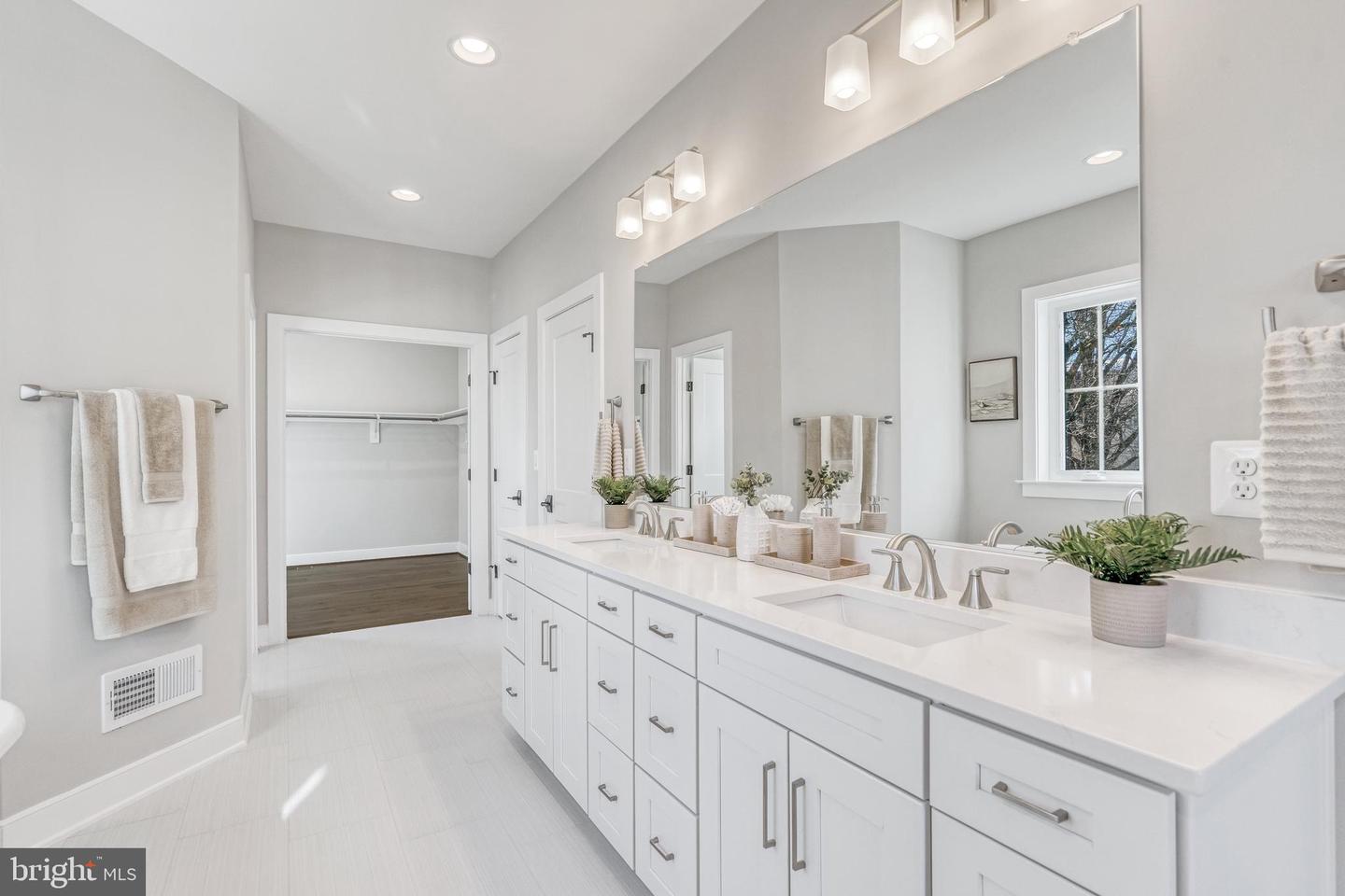 6607 29TH ST N, ARLINGTON, Virginia 22213, 4 Bedrooms Bedrooms, ,4 BathroomsBathrooms,Residential,For sale,6607 29TH ST N,VAAR2054116 MLS # VAAR2054116