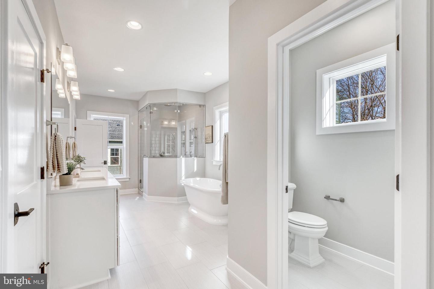 6607 29TH ST N, ARLINGTON, Virginia 22213, 4 Bedrooms Bedrooms, ,4 BathroomsBathrooms,Residential,For sale,6607 29TH ST N,VAAR2054116 MLS # VAAR2054116