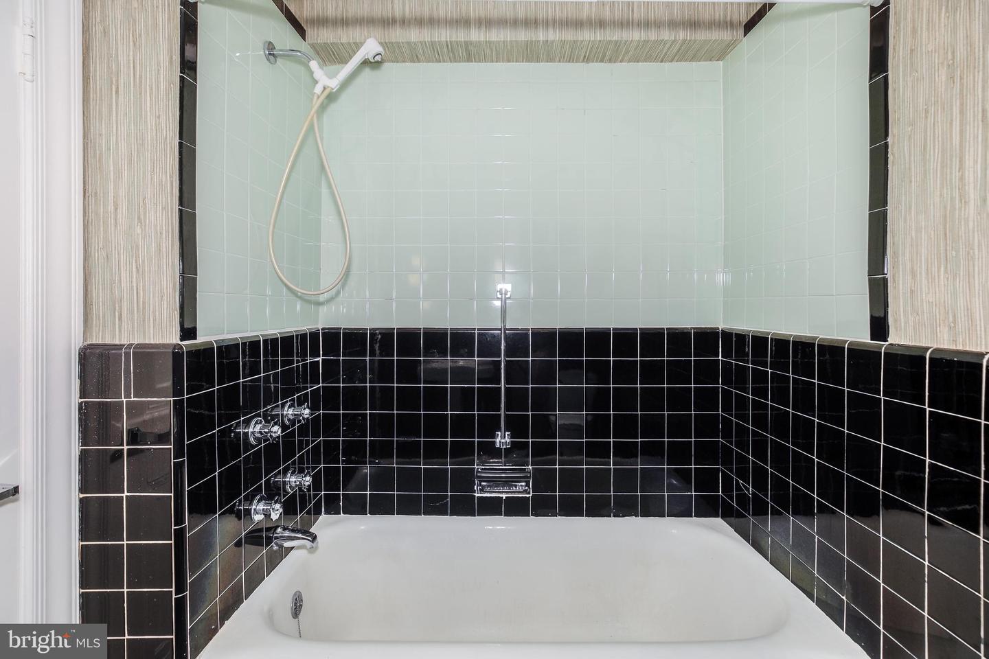 4000 CATHEDRAL AVE NW #144-145B, WASHINGTON, District Of Columbia 20016, 3 Bedrooms Bedrooms, ,3 BathroomsBathrooms,Residential,For sale,4000 CATHEDRAL AVE NW #144-145B,DCDC2185914 MLS # DCDC2185914