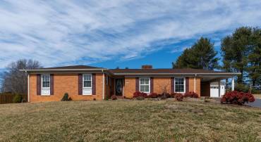 2208 DAVIS RD, WAYNESBORO, Virginia 22980, 4 Bedrooms Bedrooms, ,3 BathroomsBathrooms,Residential,2208 DAVIS RD,661617 MLS # 661617