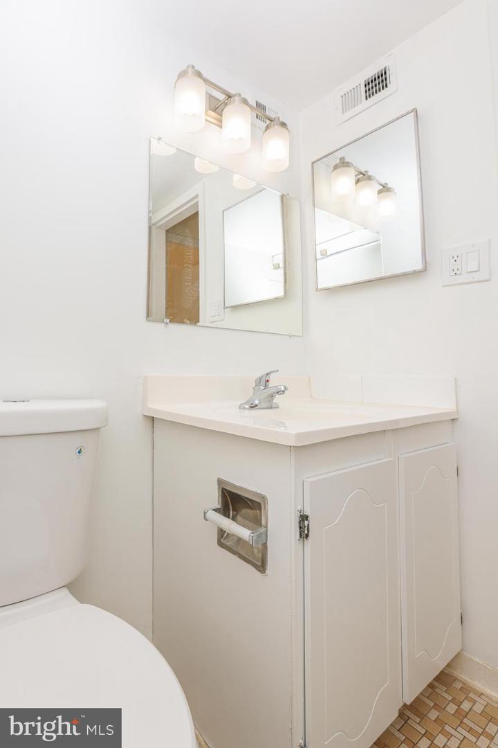 6001 ARLINGTON BLVD #605, FALLS CHURCH, Virginia 22044, 2 Bedrooms Bedrooms, ,2 BathroomsBathrooms,Residential,For sale,6001 ARLINGTON BLVD #605,VAFX2225350 MLS # VAFX2225350