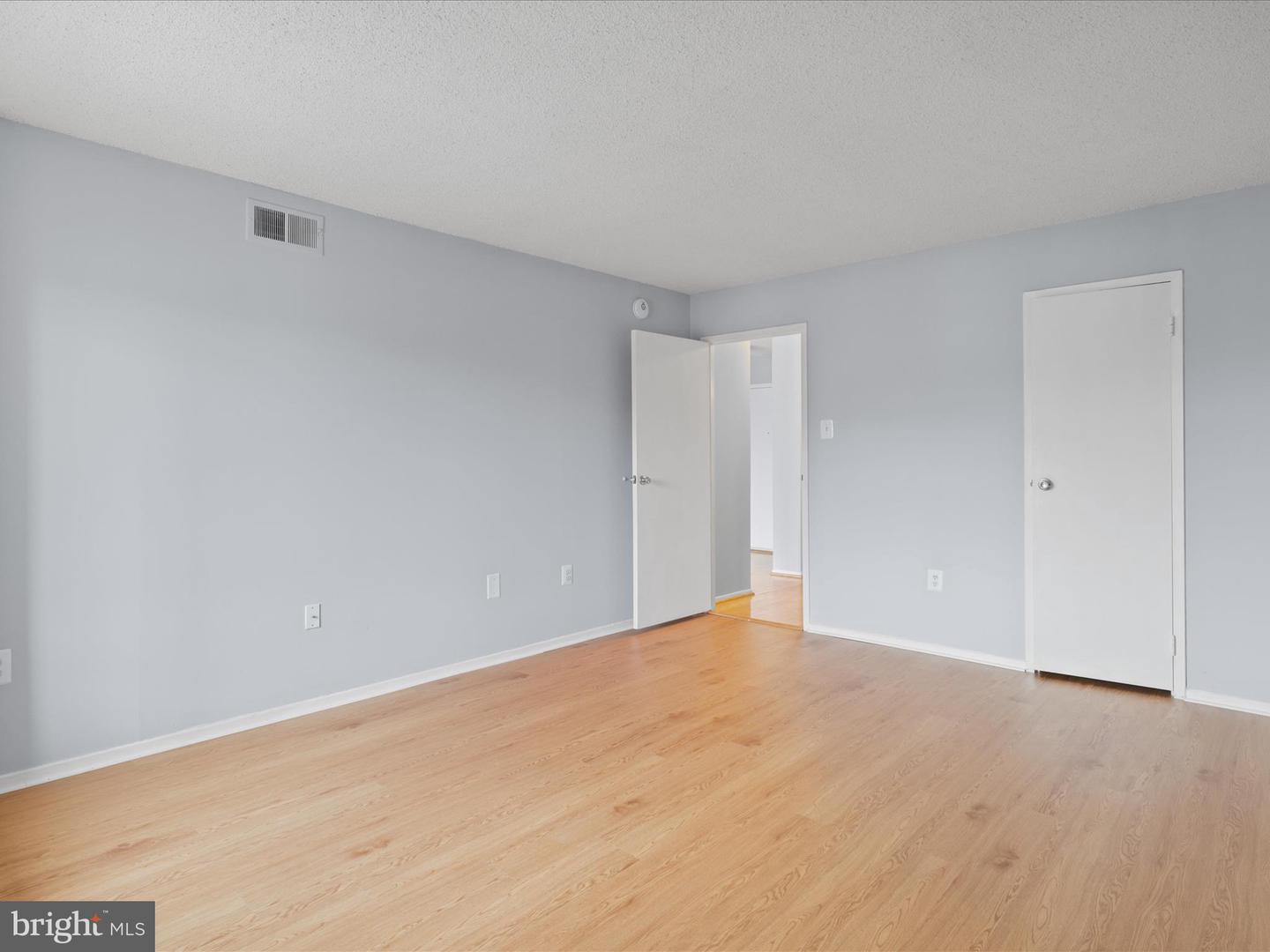 4500 S FOUR MILE RUN DR #927, ARLINGTON, Virginia 22204, 1 Bedroom Bedrooms, ,1 BathroomBathrooms,Residential,For sale,4500 S FOUR MILE RUN DR #927,VAAR2054206 MLS # VAAR2054206