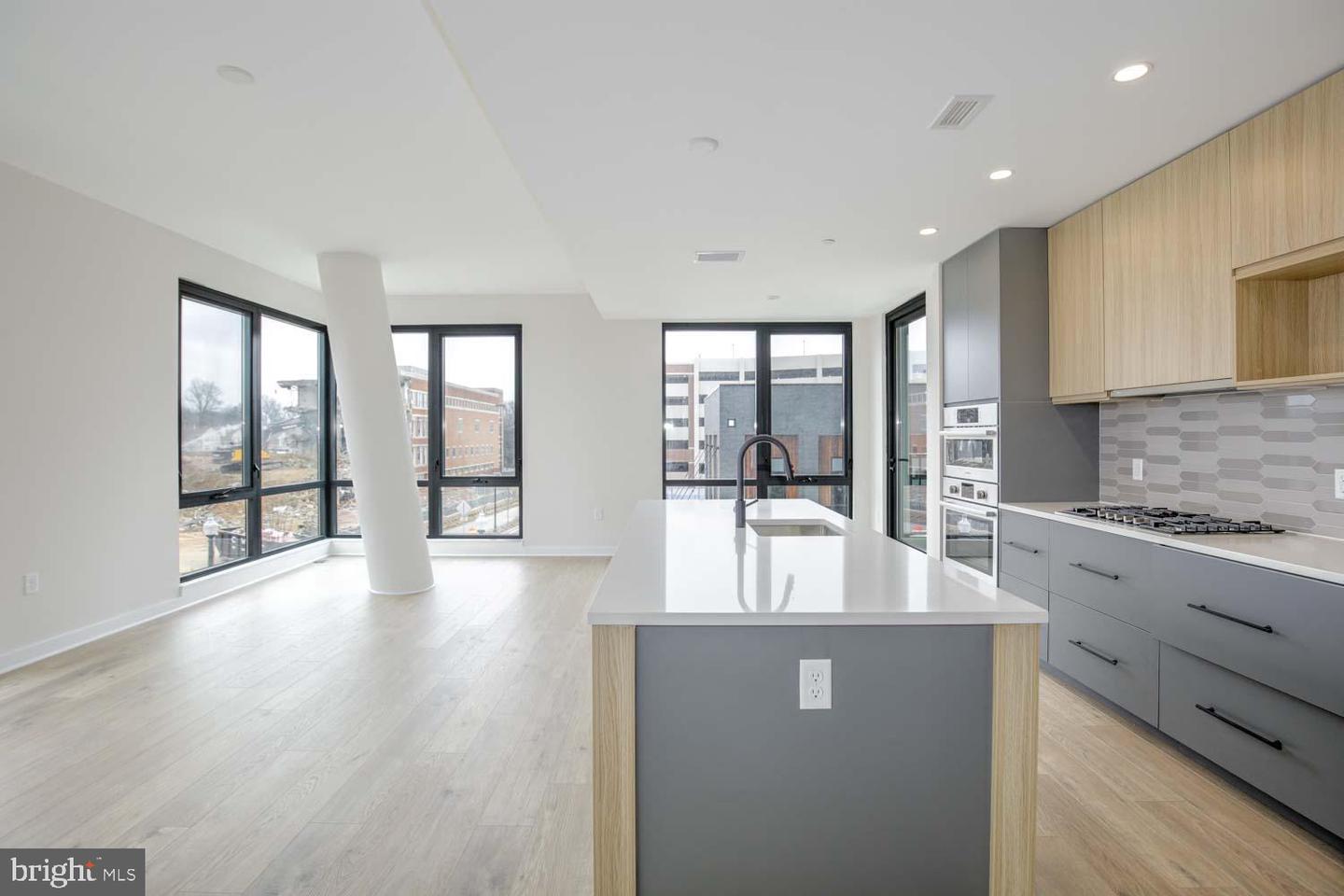 255 W. FALLS STATION BLVD #206, FALLS CHURCH, Virginia 22046, 3 Bedrooms Bedrooms, ,2 BathroomsBathrooms,Residential,For sale,255 W. FALLS STATION BLVD #206,VAFA2002806 MLS # VAFA2002806