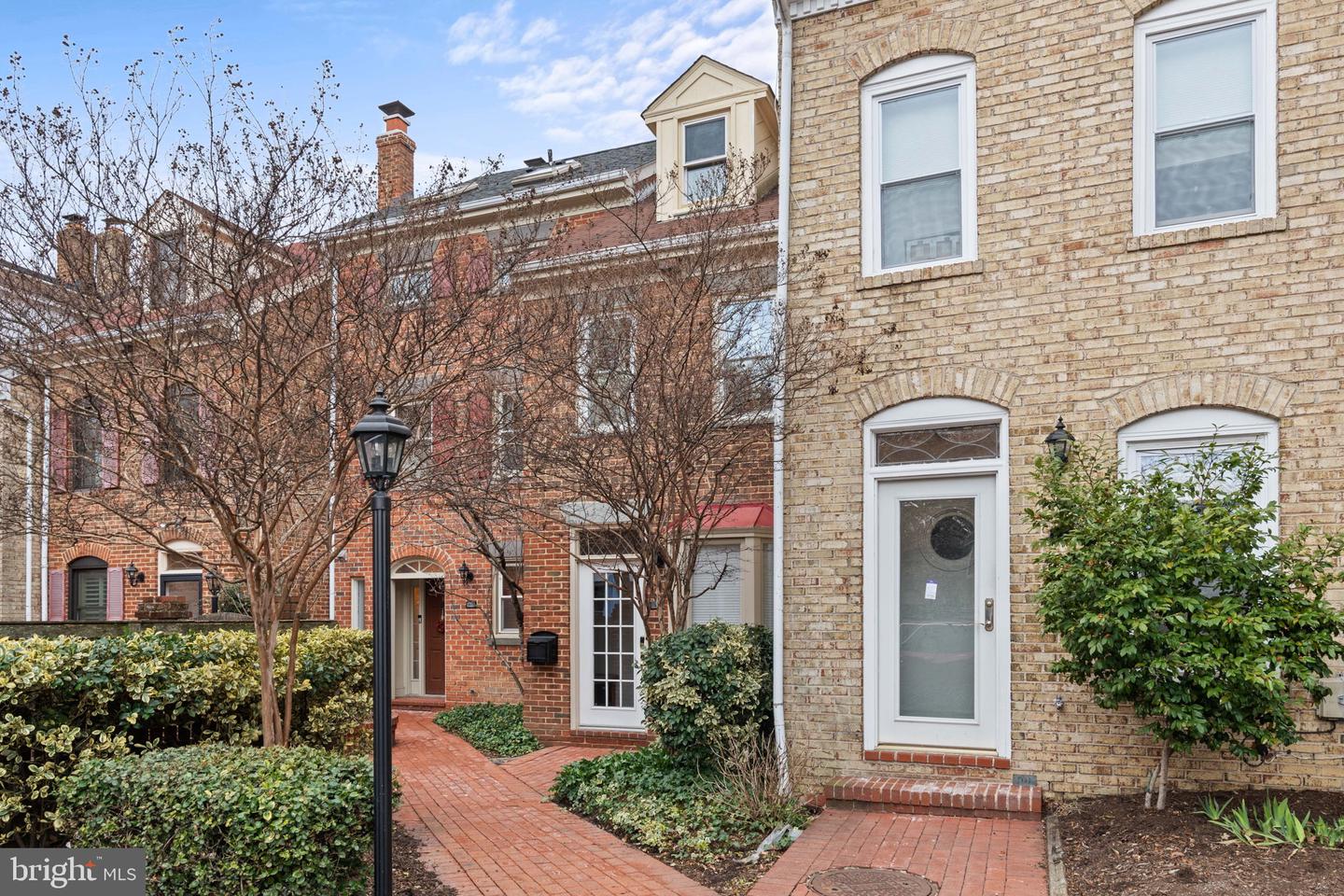 909 ORONOCO ST, ALEXANDRIA, Virginia 22314, 3 Bedrooms Bedrooms, ,2 BathroomsBathrooms,Residential,For sale,909 ORONOCO ST,VAAX2042240 MLS # VAAX2042240