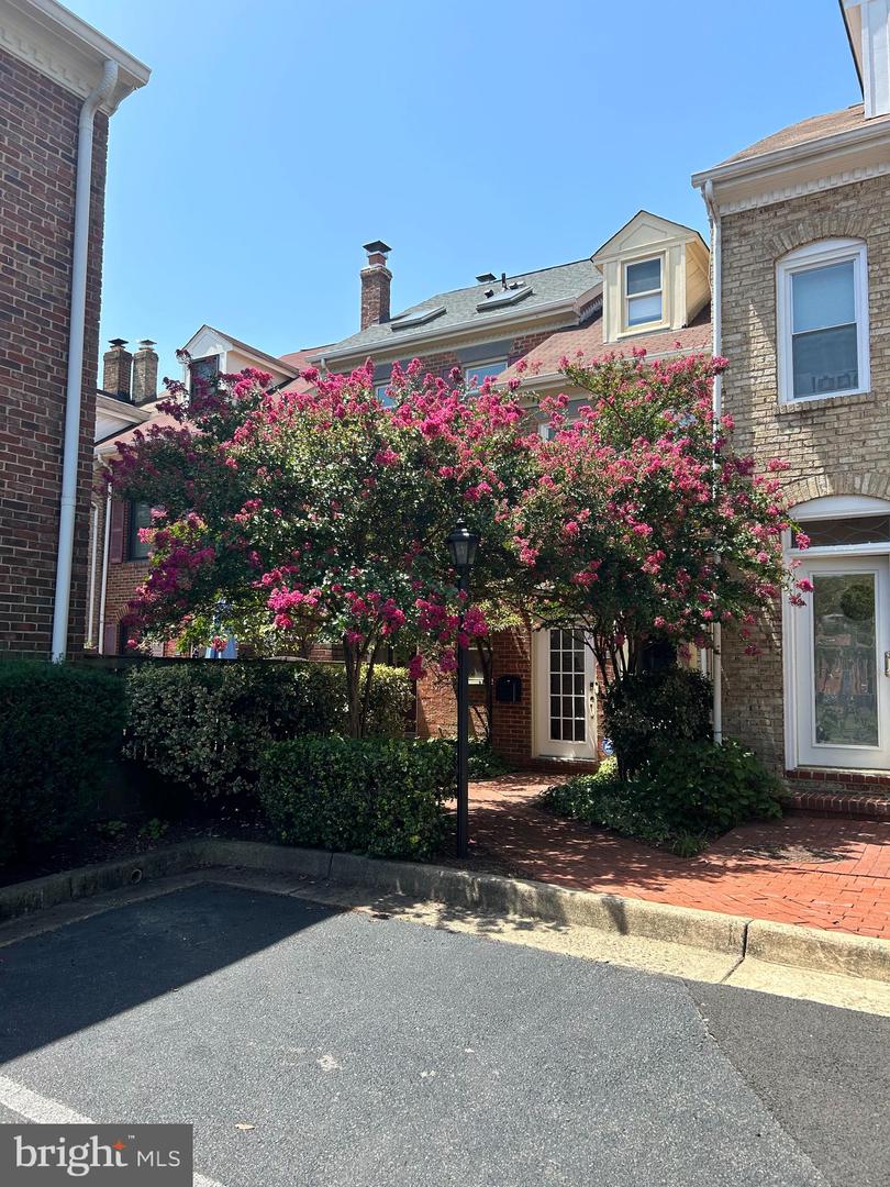 909 ORONOCO ST, ALEXANDRIA, Virginia 22314, 3 Bedrooms Bedrooms, ,2 BathroomsBathrooms,Residential,For sale,909 ORONOCO ST,VAAX2042240 MLS # VAAX2042240