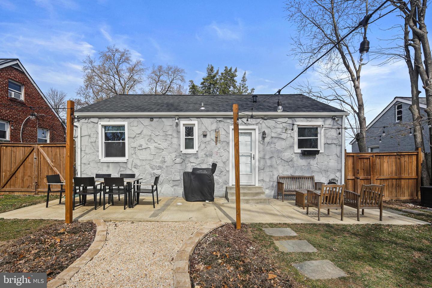 2825 E LEE AVE, ALEXANDRIA, Virginia 22306, 2 Bedrooms Bedrooms, ,1 BathroomBathrooms,Residential,For sale,2825 E LEE AVE,VAFX2224968 MLS # VAFX2224968