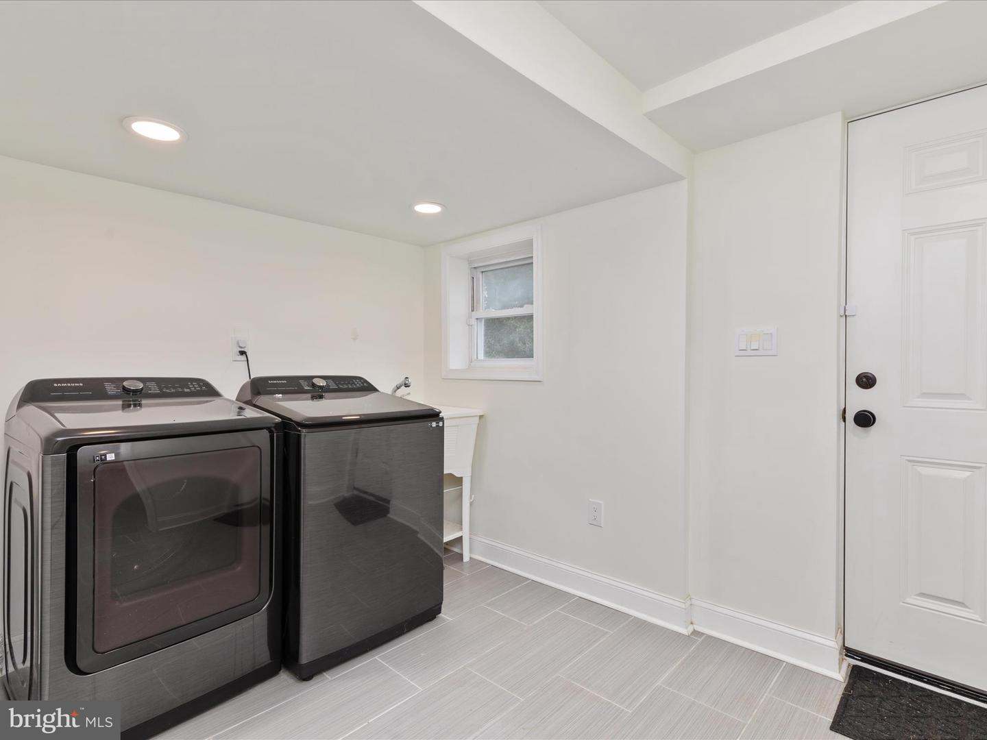 1067 N CHAMBLISS ST, ALEXANDRIA, Virginia 22312, 5 Bedrooms Bedrooms, ,3 BathroomsBathrooms,Residential,For sale,1067 N CHAMBLISS ST,VAAX2042566 MLS # VAAX2042566