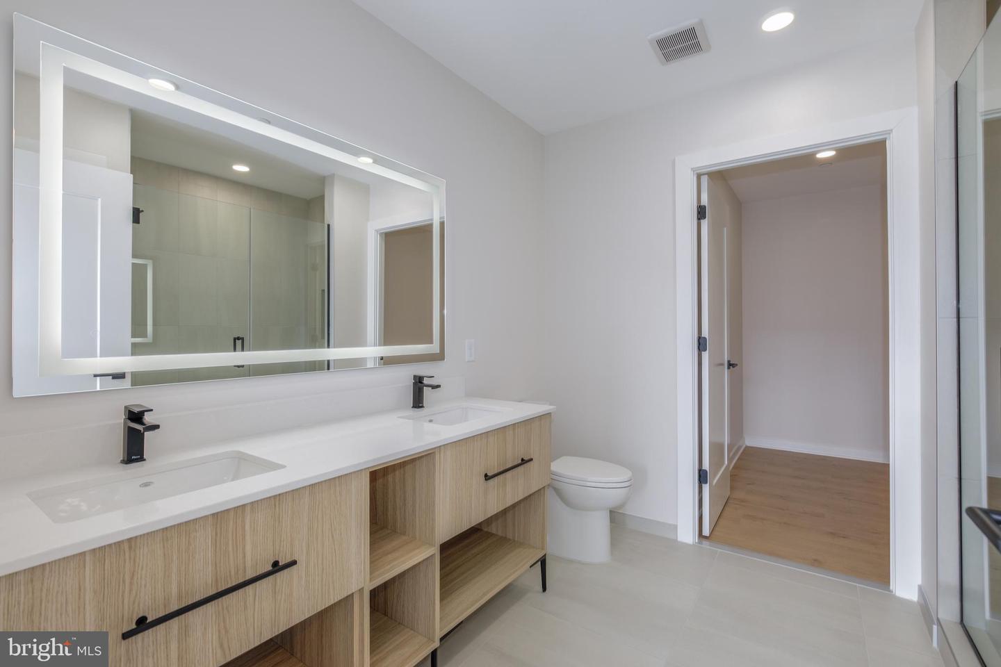 255 W. FALLS STATION BLVD #201, FALLS CHURCH, Virginia 22046, 3 Bedrooms Bedrooms, ,2 BathroomsBathrooms,Residential,For sale,255 W. FALLS STATION BLVD #201,VAFA2002794 MLS # VAFA2002794