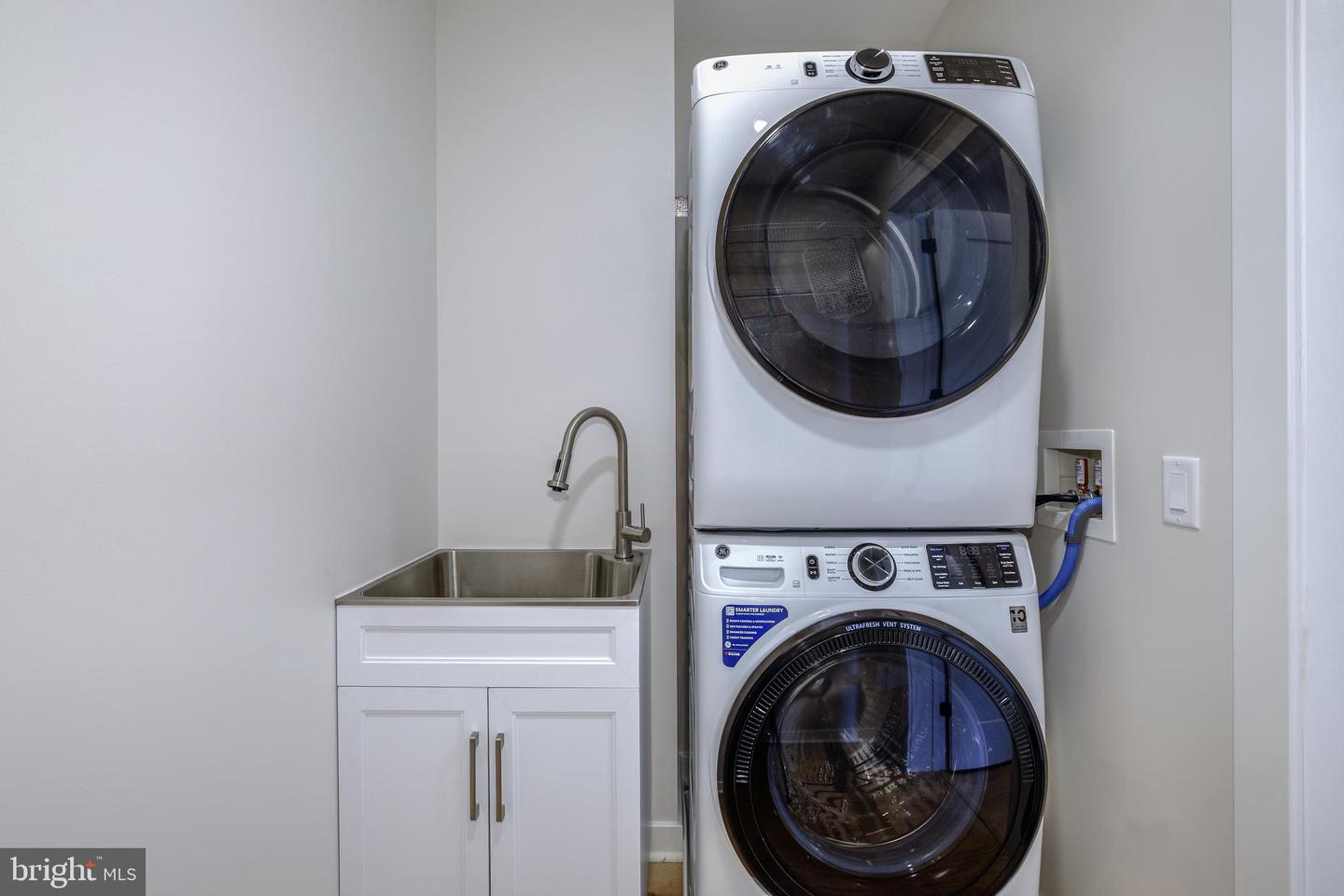255 W. FALLS STATION BLVD #201, FALLS CHURCH, Virginia 22046, 3 Bedrooms Bedrooms, ,2 BathroomsBathrooms,Residential,For sale,255 W. FALLS STATION BLVD #201,VAFA2002794 MLS # VAFA2002794
