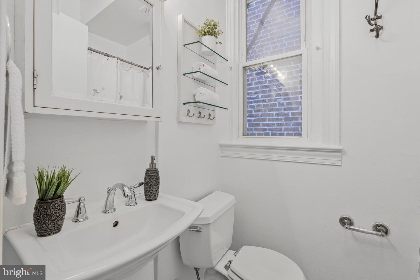 424 11TH ST NE #102, WASHINGTON, District Of Columbia 20002, 2 Bedrooms Bedrooms, ,1 BathroomBathrooms,Residential,For sale,424 11TH ST NE #102,DCDC2188888 MLS # DCDC2188888