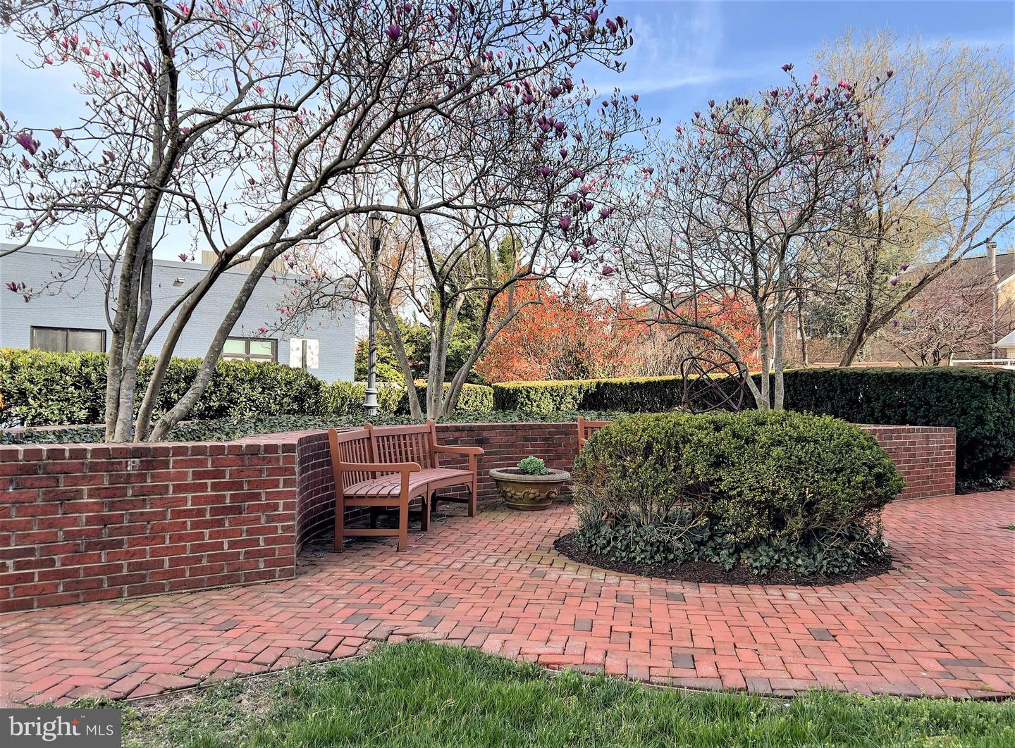 828 SLATERS LN #105, ALEXANDRIA, Virginia 22314, 2 Bedrooms Bedrooms, ,2 BathroomsBathrooms,Residential,For sale,828 SLATERS LN #105,VAAX2042692 MLS # VAAX2042692