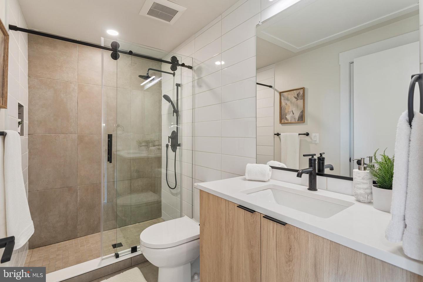 733 8TH ST SE #301, WASHINGTON, District Of Columbia 20003, 2 Bedrooms Bedrooms, ,1 BathroomBathrooms,Residential,For sale,733 8TH ST SE #301,DCDC2190048 MLS # DCDC2190048