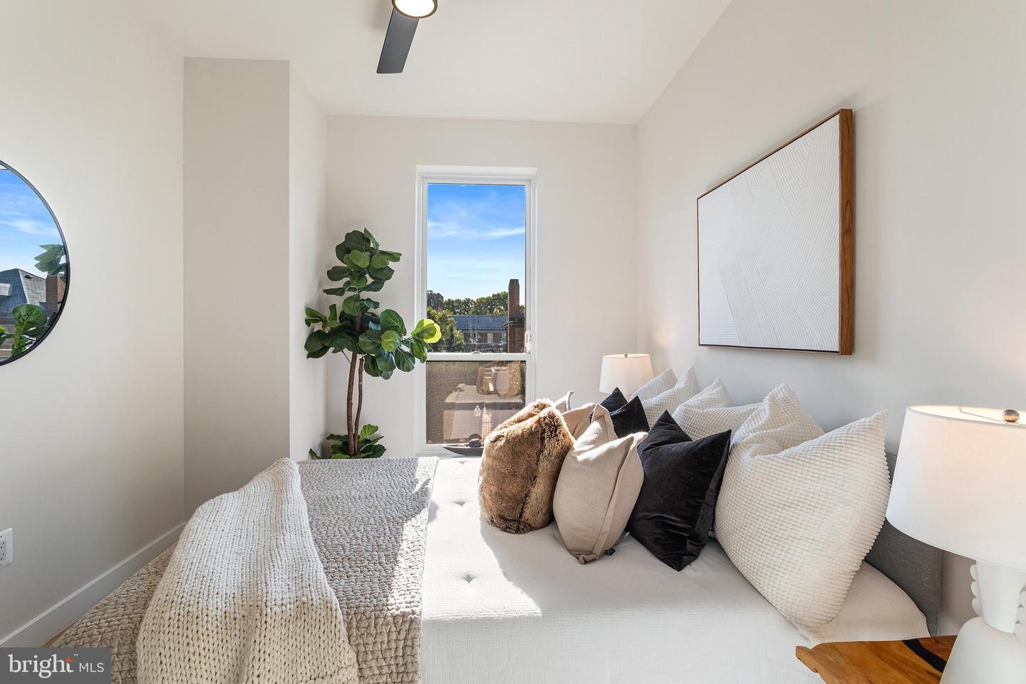 733 8TH ST SE #301, WASHINGTON, District Of Columbia 20003, 2 Bedrooms Bedrooms, ,1 BathroomBathrooms,Residential,For sale,733 8TH ST SE #301,DCDC2190048 MLS # DCDC2190048