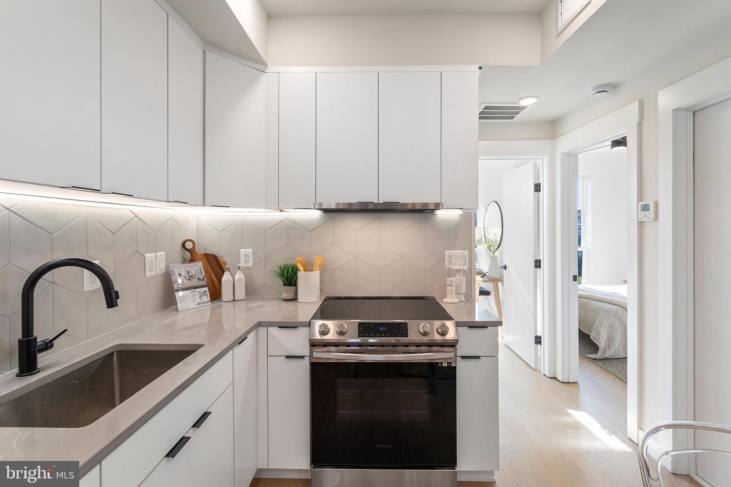 733 8TH ST SE #301, WASHINGTON, District Of Columbia 20003, 2 Bedrooms Bedrooms, ,1 BathroomBathrooms,Residential,For sale,733 8TH ST SE #301,DCDC2190048 MLS # DCDC2190048