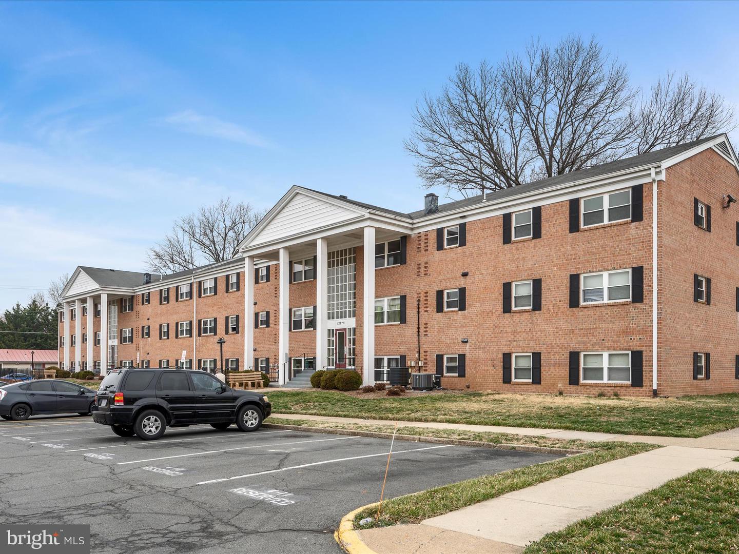 120-4 WASHINGTON ST NE #12, LEESBURG, Virginia 20176, 2 Bedrooms Bedrooms, ,1 BathroomBathrooms,Residential,For sale,120-4 WASHINGTON ST NE #12,VALO2090952 MLS # VALO2090952